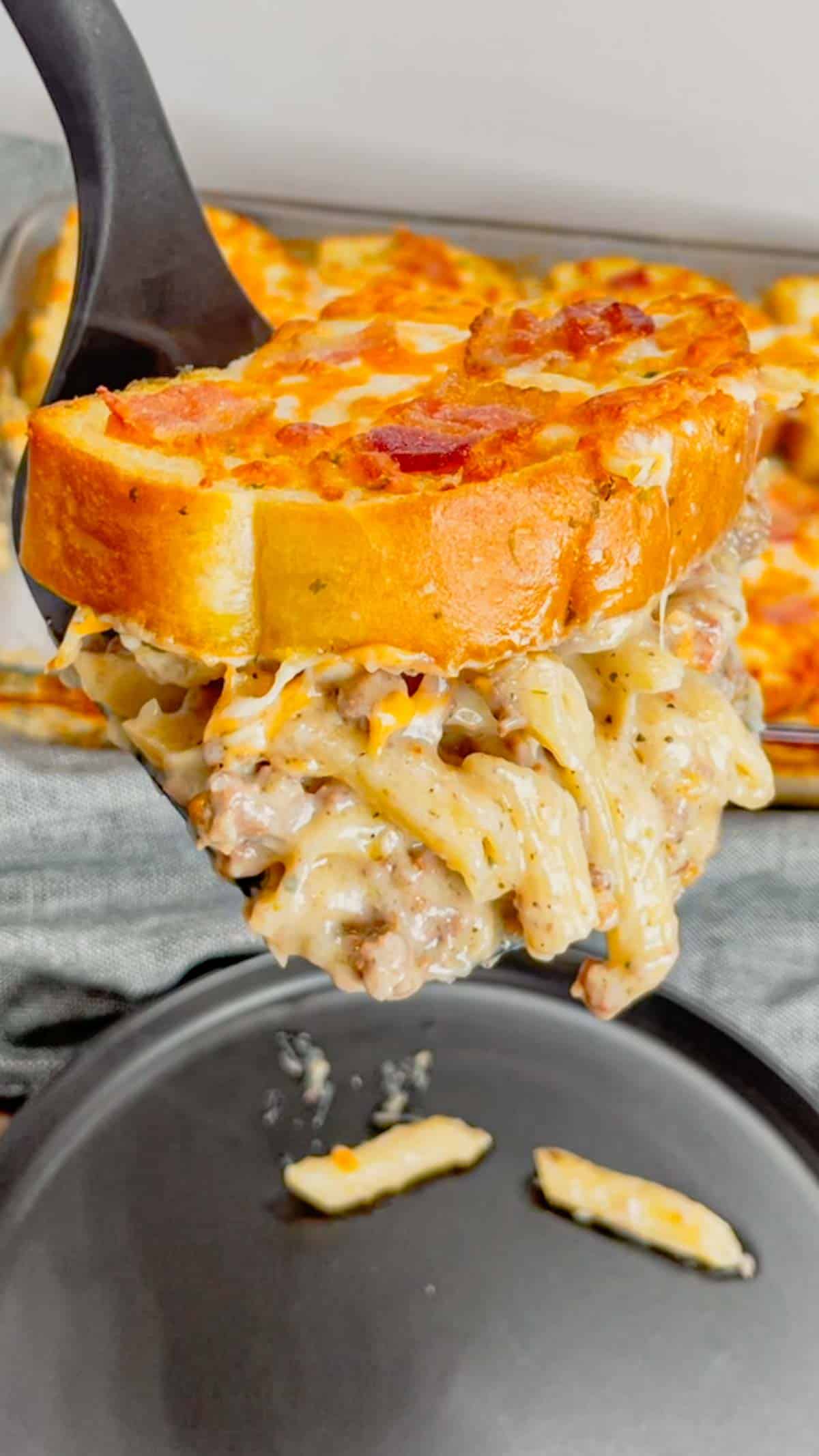 Dump and Bake Ground Beef Alfredo is an easy one pan dinner recipe perfect for weeknights. This creamy pasta recipe is made with store bought alfredo sauce, chicken broth, mini penne noodles, cream of bacon soup, ground beef, mozzarella and cheddar cheese, Texas toast garlic bread and bacon.