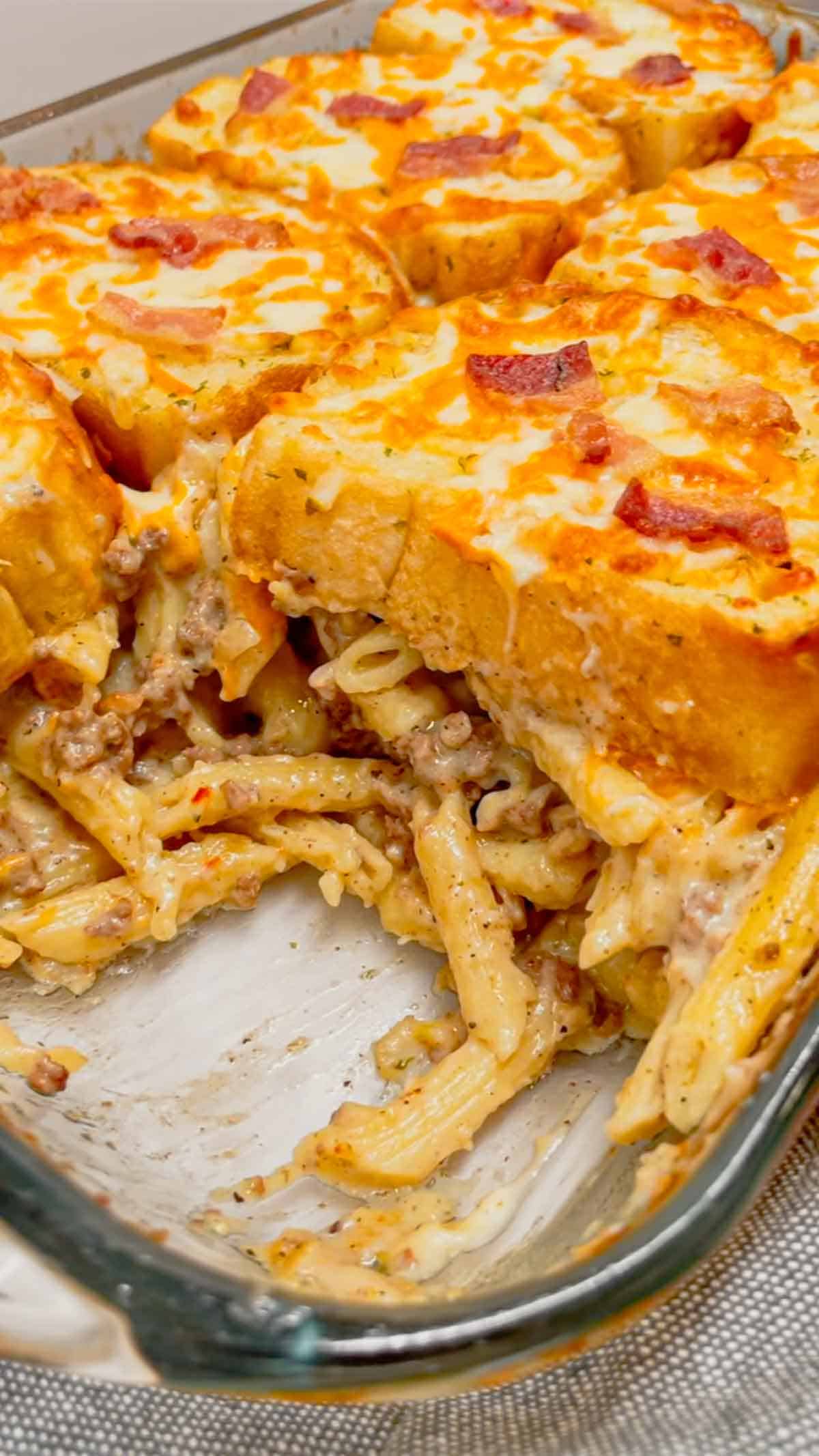 Dump and Bake Ground Beef Alfredo is an easy one pan dinner recipe perfect for weeknights. This creamy pasta recipe is made with store bought alfredo sauce, chicken broth, mini penne noodles, cream of bacon soup, ground beef, mozzarella and cheddar cheese, Texas toast garlic bread and bacon.