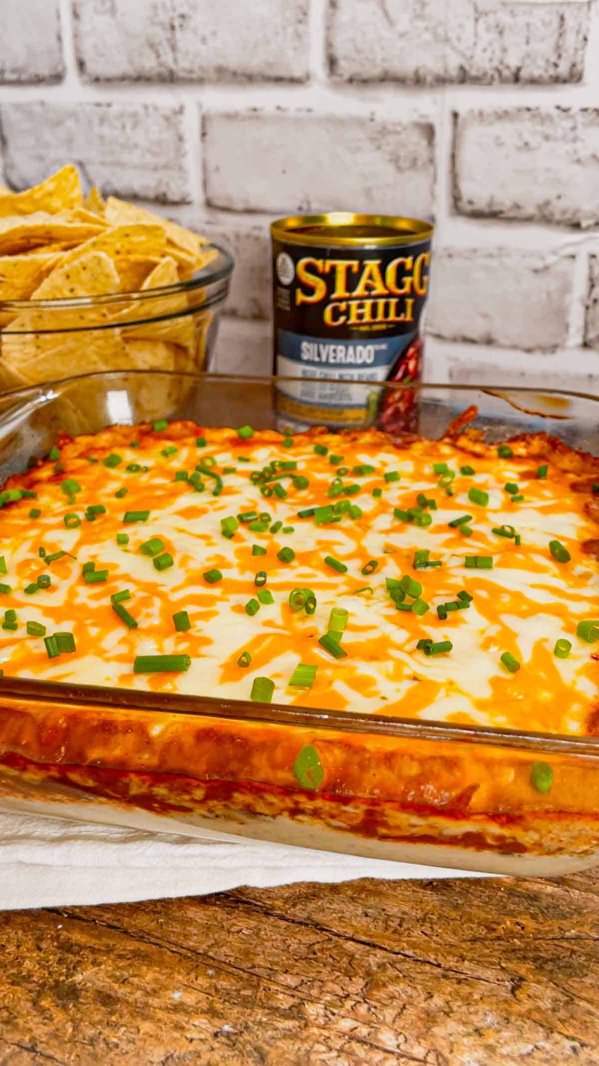 Cream Cheese Chili Dip is a simple and delicious hot party dip recipe perfect for serving with nacho chips, toasted baguette slices and crackers. This quick and easy dip recipe uses sour cream, cream cheese, ranch dressing mix, canned chili, shredded nacho cheese and chopped chives.