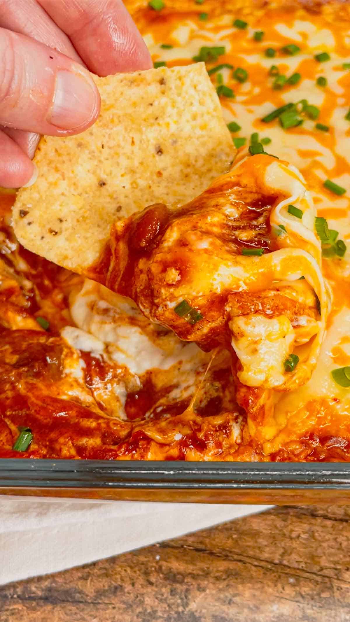Cream Cheese Chili Dip is a simple and delicious hot party dip recipe perfect for serving with nacho chips, toasted baguette slices and crackers. This quick and easy dip recipe uses sour cream, cream cheese, ranch dressing mix, canned chili, shredded nacho cheese and chopped chives.