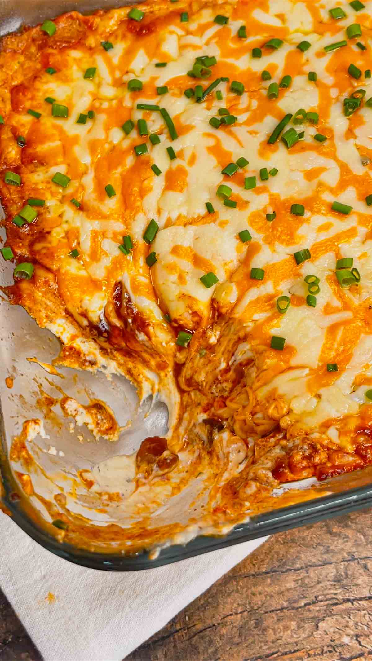 Cream Cheese Chili Dip is a simple and delicious hot party dip recipe perfect for serving with nacho chips, toasted baguette slices and crackers. This quick and easy dip recipe uses sour cream, cream cheese, ranch dressing mix, canned chili, shredded nacho cheese and chopped chives.