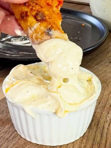 3 Ingredient Creamy Garlic Dip is an easy way to enjoy garlic dip at home without having to load up on those packets from your favourite pizza joint. This dip is made with store bought garlic spread, mayo and sour cream.