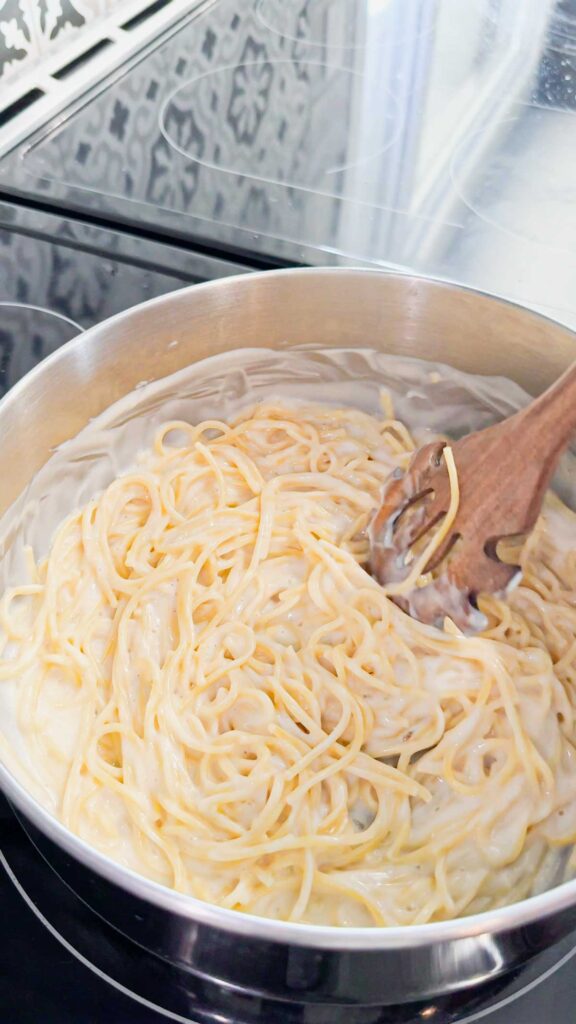 spaghetti alfredo in a pot