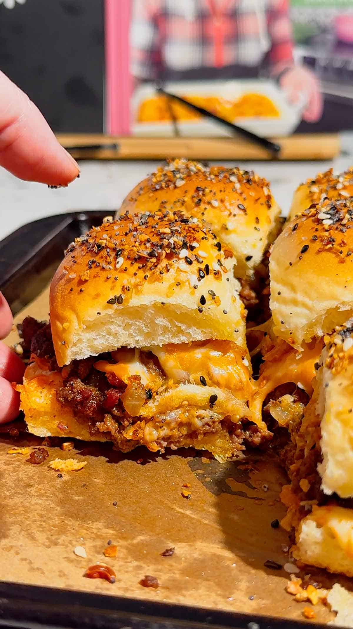 BBQ Bacon Cheeseburger Sliders are the ultimate easy dinner or party food! Juicy ground beef, diced onions, crumbled bacon, and BBQ sauce piled onto buttery King’s Hawaiian rolls, topped with shredded cheddar, crispy fried onions, and everything bagel seasoning. Perfect for game day, potlucks, weeknight dinners, or crowd-pleasing appetizers. Save this cheesy slider recipe! 🍔🔥