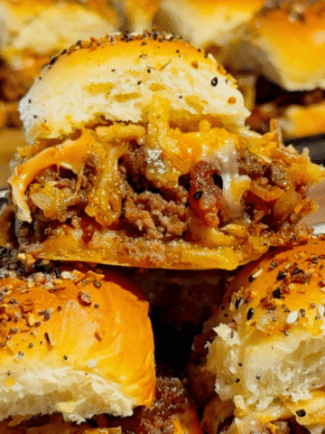 BBQ Bacon Cheeseburger Sliders are the ultimate easy dinner or party food! Juicy ground beef, diced onions, crumbled bacon, and BBQ sauce piled onto buttery King’s Hawaiian rolls, topped with shredded cheddar, crispy fried onions, and everything bagel seasoning. Perfect for game day, potlucks, weeknight dinners, or crowd-pleasing appetizers. Save this cheesy slider recipe! 🍔🔥