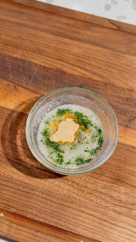 garlic powder, parsley and melted butter in a small glass bowl
