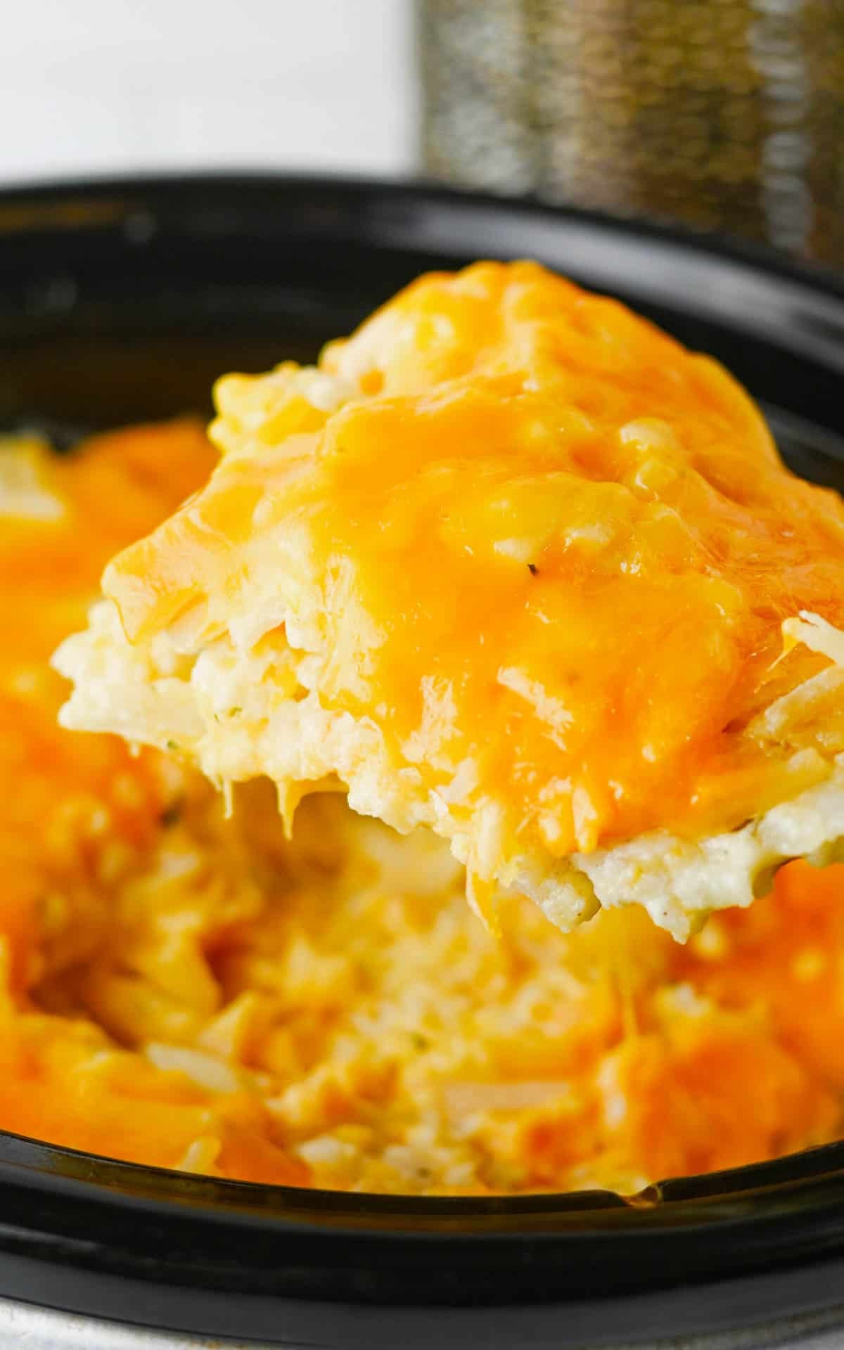 This Crock Pot Cheesy Bacon Hashbrown Casserole is the ultimate comfort food side dish for holidays, potlucks, family dinners, and busy weeknights. Loaded with frozen hashbrowns, crispy bacon, cheddar cheese, sour cream, and a rich homemade cheese sauce, this Slow Cooker Hashbrown Casserole is creamy, hearty, and packed with flavor. If you're searching for Crockpot Potato Recipes, Cheesy Hashbrown Casserole, Funeral Potatoes, Slow Cooker Side Dishes, Potato Casserole Recipes, Crock Pot Potatoes, Easy Holiday Side Dishes, Make Ahead Side Dishes, or Easy Potluck Recipes, this recipe is a must-try. Perfect for Thanksgiving, Christmas, Easter, brunch gatherings, and comfort food dinners, this cheesy bacon potato casserole always disappears fast.