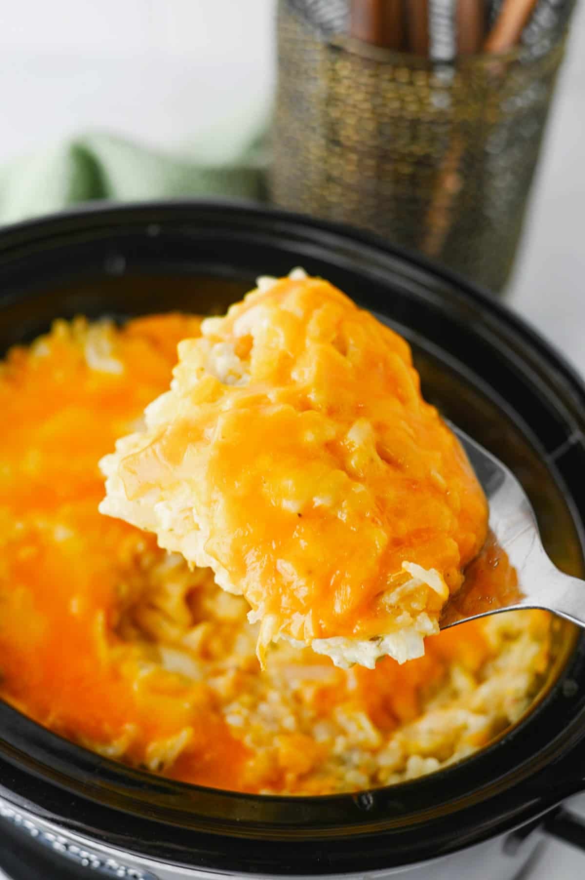 This Crock Pot Cheesy Bacon Hashbrown Casserole is the ultimate comfort food side dish for holidays, potlucks, family dinners, and busy weeknights. Loaded with frozen hashbrowns, crispy bacon, cheddar cheese, sour cream, and a rich homemade cheese sauce, this Slow Cooker Hashbrown Casserole is creamy, hearty, and packed with flavor. If you're searching for Crockpot Potato Recipes, Cheesy Hashbrown Casserole, Funeral Potatoes, Slow Cooker Side Dishes, Potato Casserole Recipes, Crock Pot Potatoes, Easy Holiday Side Dishes, Make Ahead Side Dishes, or Easy Potluck Recipes, this recipe is a must-try. Perfect for Thanksgiving, Christmas, Easter, brunch gatherings, and comfort food dinners, this cheesy bacon potato casserole always disappears fast.