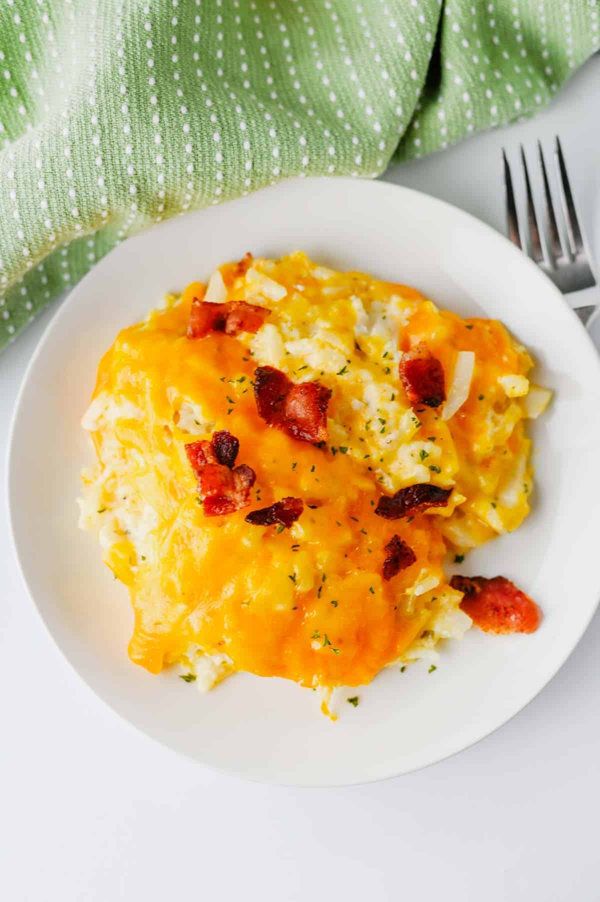 This Crock Pot Cheesy Bacon Hashbrown Casserole is the ultimate comfort food side dish for holidays, potlucks, family dinners, and busy weeknights. Loaded with frozen hashbrowns, crispy bacon, cheddar cheese, sour cream, and a rich homemade cheese sauce, this Slow Cooker Hashbrown Casserole is creamy, hearty, and packed with flavor. If you're searching for Crockpot Potato Recipes, Cheesy Hashbrown Casserole, Funeral Potatoes, Slow Cooker Side Dishes, Potato Casserole Recipes, Crock Pot Potatoes, Easy Holiday Side Dishes, Make Ahead Side Dishes, or Easy Potluck Recipes, this recipe is a must-try. Perfect for Thanksgiving, Christmas, Easter, brunch gatherings, and comfort food dinners, this cheesy bacon potato casserole always disappears fast.