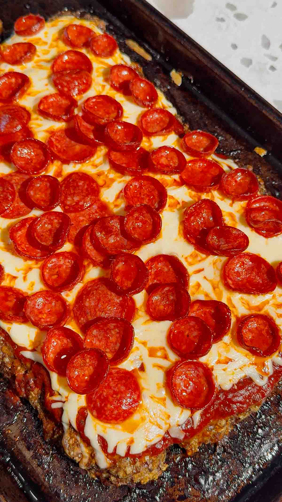 Looking for easy meatloaf recipes with a fun pizza twist? This Sheet Pan Pizza Meatloaf is loaded with all the flavors your family loves and is perfect for busy weeknights. Made with seasoned ground beef, pizza sauce, mozzarella cheese, and pepperoni, this Pizza Meatloaf Recipe is a great option for Family Dinner Ideas, Ground Beef Dinner Recipes, and Easy Weeknight Dinners. The sheet pan method helps it cook quickly while creating plenty of crispy edges in every bite. If you love Pizza Inspired Recipes, Meatloaf Recipes Easy, Sheet Pan Dinners, Comfort Food Recipes, and Kid Friendly Dinner Ideas, this cheesy meatloaf is sure to become a new favorite. Perfect for meal prep, family meals, potlucks, and simple dinners everyone will happily eat.
