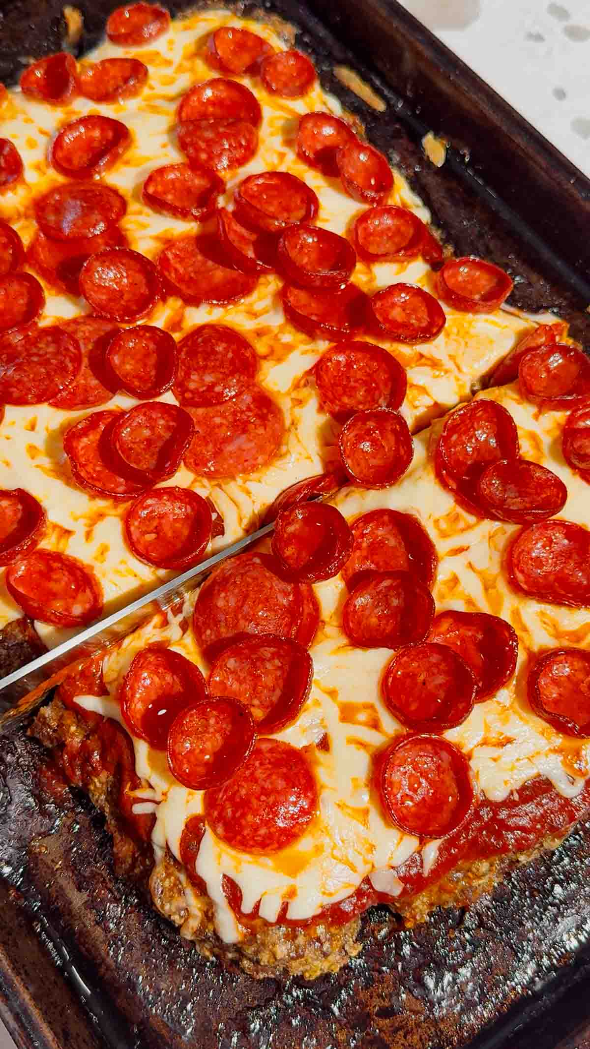 Looking for easy meatloaf recipes with a fun pizza twist? This Sheet Pan Pizza Meatloaf is loaded with all the flavors your family loves and is perfect for busy weeknights. Made with seasoned ground beef, pizza sauce, mozzarella cheese, and pepperoni, this Pizza Meatloaf Recipe is a great option for Family Dinner Ideas, Ground Beef Dinner Recipes, and Easy Weeknight Dinners. The sheet pan method helps it cook quickly while creating plenty of crispy edges in every bite. If you love Pizza Inspired Recipes, Meatloaf Recipes Easy, Sheet Pan Dinners, Comfort Food Recipes, and Kid Friendly Dinner Ideas, this cheesy meatloaf is sure to become a new favorite. Perfect for meal prep, family meals, potlucks, and simple dinners everyone will happily eat.