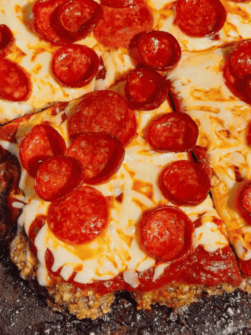 Looking for easy meatloaf recipes with a fun pizza twist? This Sheet Pan Pizza Meatloaf is loaded with all the flavors your family loves and is perfect for busy weeknights. Made with seasoned ground beef, pizza sauce, mozzarella cheese, and pepperoni, this Pizza Meatloaf Recipe is a great option for Family Dinner Ideas, Ground Beef Dinner Recipes, and Easy Weeknight Dinners. The sheet pan method helps it cook quickly while creating plenty of crispy edges in every bite. If you love Pizza Inspired Recipes, Meatloaf Recipes Easy, Sheet Pan Dinners, Comfort Food Recipes, and Kid Friendly Dinner Ideas, this cheesy meatloaf is sure to become a new favorite. Perfect for meal prep, family meals, potlucks, and simple dinners everyone will happily eat.