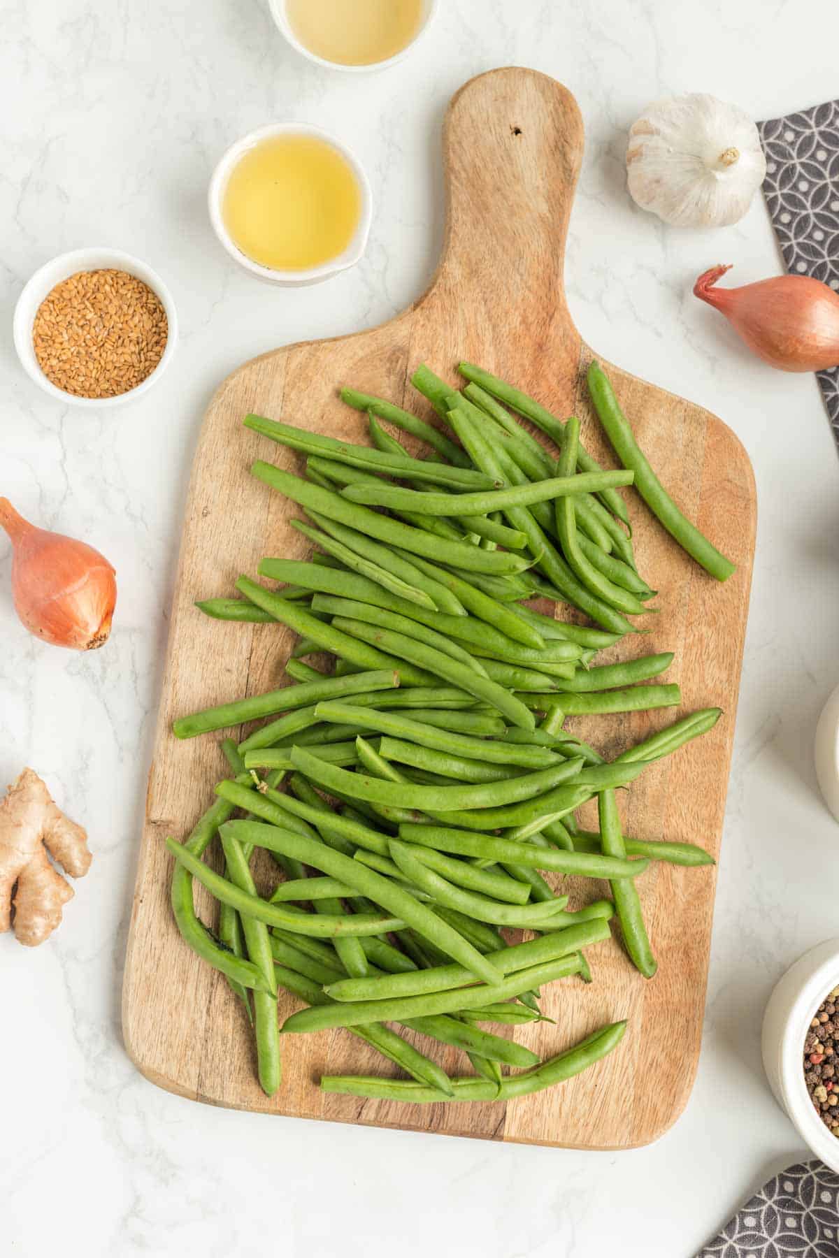 green beans on a cutting board