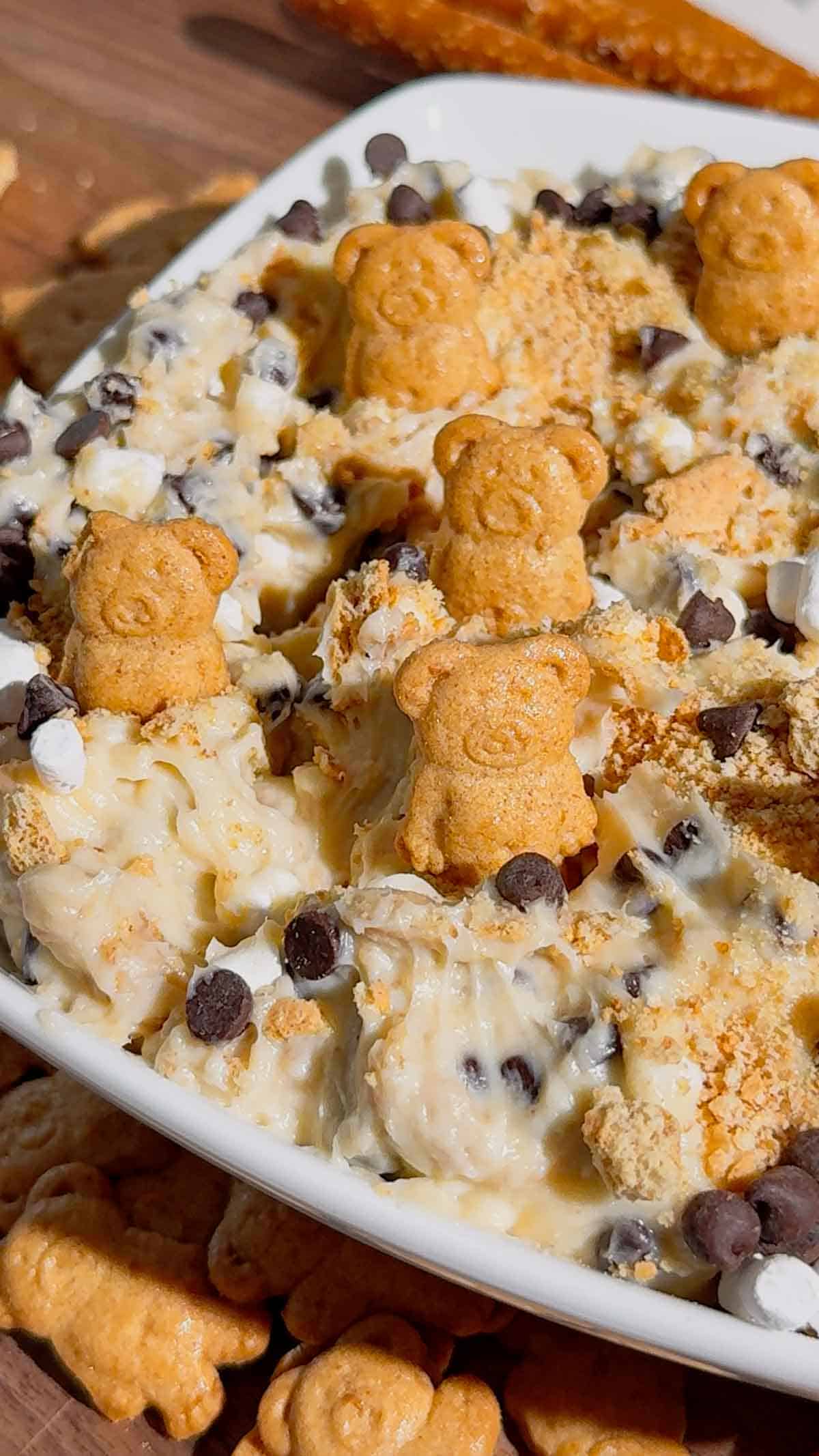 Looking for the ultimate S'mores Cookie Dough Dip to impress a crowd? This easy no bake dessert dip is rich, creamy, and loaded with mini chocolate chips, graham cracker crumbs, and marshmallows for that classic campfire flavor everyone loves. Perfect for Dessert Dips, No Bake Desserts, Easy Party Desserts, Cookie Dough Dip, S'mores Dessert Recipes, Summer Dessert Ideas, Sweet Dip Recipes, Holiday Dessert Ideas, Potluck Desserts, Game Day Desserts, Easy Dessert Recipes, and Fun Family Treats. Serve it with graham crackers, vanilla wafers, pretzels, strawberries, or apple slices for an irresistible dessert platter that's ready in only 10 minutes. Save this quick and easy dessert recipe for your next party, BBQ, movie night, or family gathering!