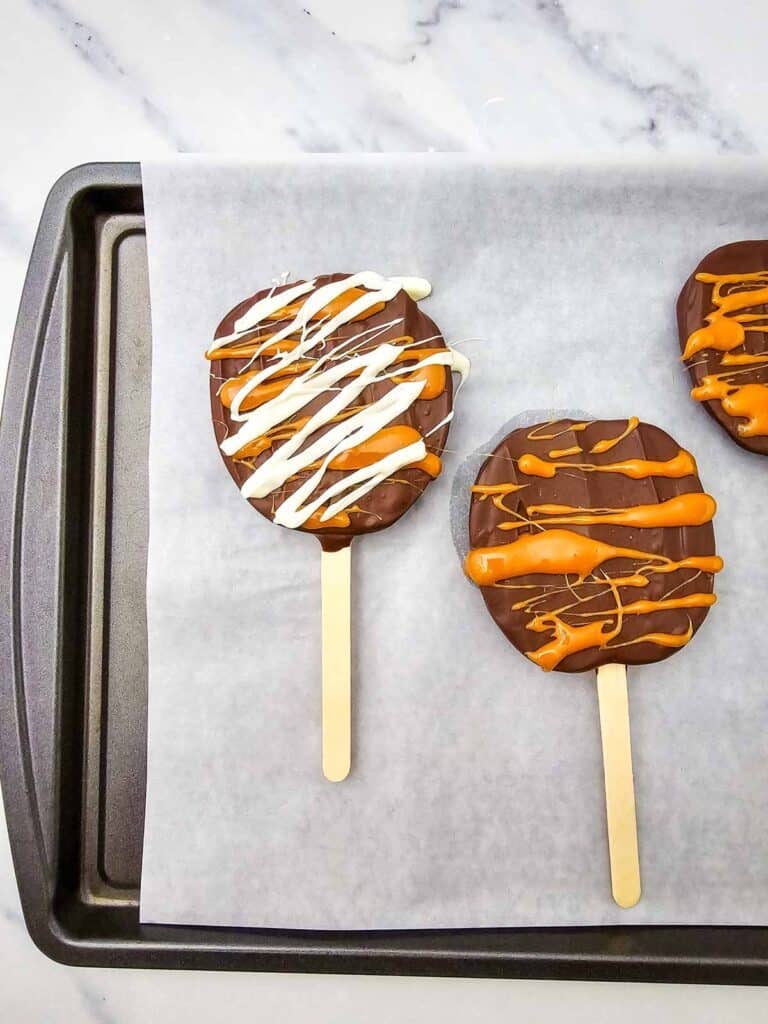 These Chocolate Caramel Apple Slice Pops are an easy fall treat combining crisp Granny Smith apples with rich chocolate, gooey caramel, white chocolate drizzle, and crunchy pecans. If you love Caramel Apple Slices, Chocolate Covered Apple Slices, or classic Caramel Apples, this simple recipe is a must-try. These Apple Slice Pops are perfect for Fall Desserts, Halloween Treats, Thanksgiving Desserts, Fall Party Food. Learn How To Make Chocolate Covered Apples with an easy twist that is less messy than whole apples. These Chocolate Caramel Apples are sweet, tart, and crunchy in every bite. Save this Easy Fall Dessert Recipe for apple season, Halloween parties, Thanksgiving, or anytime you need Easy Apple Desserts, Fall Treat Ideas, or a fun No Bake Dessert everyone will love.