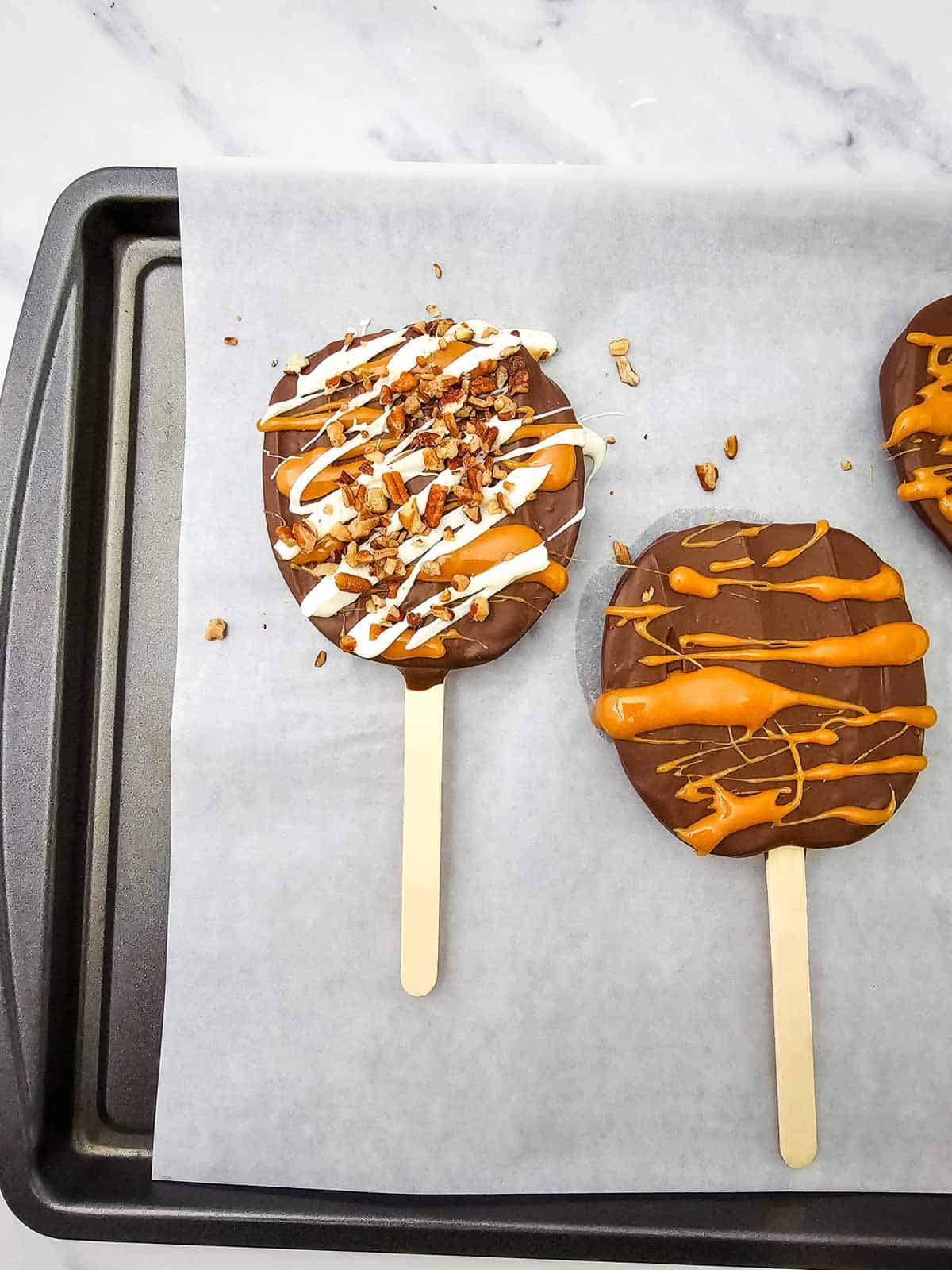 These Chocolate Caramel Apple Slice Pops are an easy fall treat combining crisp Granny Smith apples with rich chocolate, gooey caramel, white chocolate drizzle, and crunchy pecans. If you love Caramel Apple Slices, Chocolate Covered Apple Slices, or classic Caramel Apples, this simple recipe is a must-try. These Apple Slice Pops are perfect for Fall Desserts, Halloween Treats, Thanksgiving Desserts, Fall Party Food. Learn How To Make Chocolate Covered Apples with an easy twist that is less messy than whole apples. These Chocolate Caramel Apples are sweet, tart, and crunchy in every bite. Save this Easy Fall Dessert Recipe for apple season, Halloween parties, Thanksgiving, or anytime you need Easy Apple Desserts, Fall Treat Ideas, or a fun No Bake Dessert everyone will love.