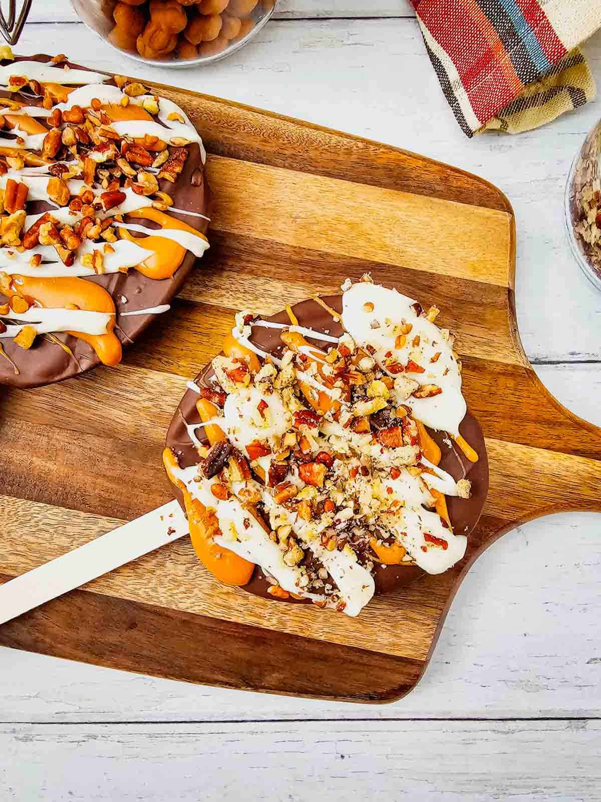 These Chocolate Caramel Apple Slice Pops are an easy fall treat combining crisp Granny Smith apples with rich chocolate, gooey caramel, white chocolate drizzle, and crunchy pecans. If you love Caramel Apple Slices, Chocolate Covered Apple Slices, or classic Caramel Apples, this simple recipe is a must-try. These Apple Slice Pops are perfect for Fall Desserts, Halloween Treats, Thanksgiving Desserts, Fall Party Food. Learn How To Make Chocolate Covered Apples with an easy twist that is less messy than whole apples. These Chocolate Caramel Apples are sweet, tart, and crunchy in every bite. Save this Easy Fall Dessert Recipe for apple season, Halloween parties, Thanksgiving, or anytime you need Easy Apple Desserts, Fall Treat Ideas, or a fun No Bake Dessert everyone will love.