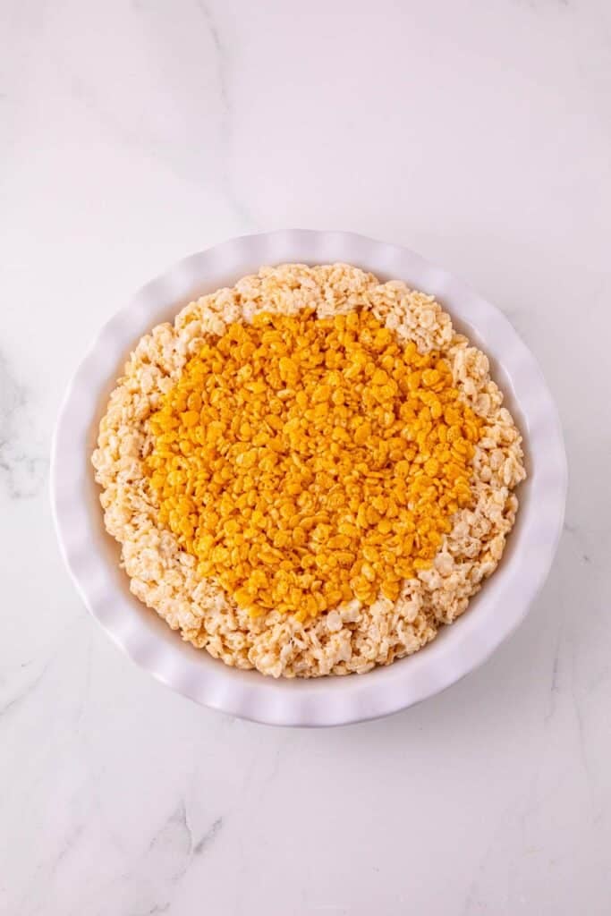 pumpkin rice krispie treat mixture in a pie plate