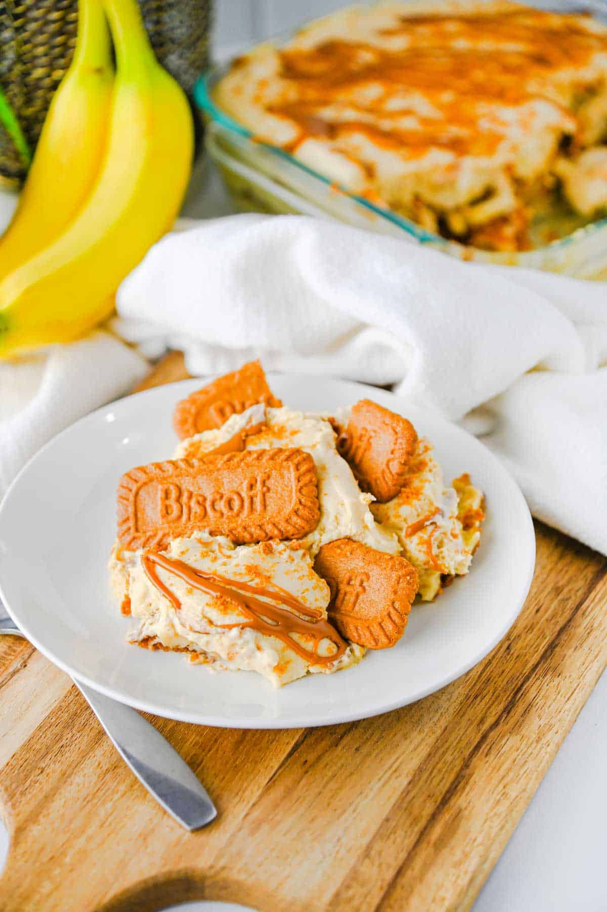 biscoff cookies on top of biscoff banana pudding