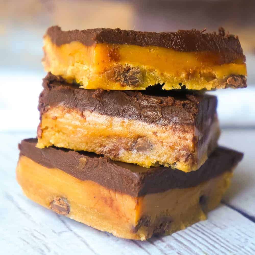 Caramel Chocolate Chip Cookie Bars are an easy dessert recipe using Pillsbury cookie dough. These decadent cookie bars are topped with creamy caramel and a layer of chocolate and are very similar to millionaire bars.