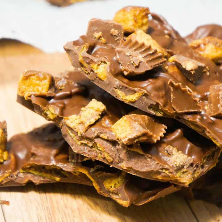 Easy chocolate bark recipe. This no bake dessert is perfect for Christmas.