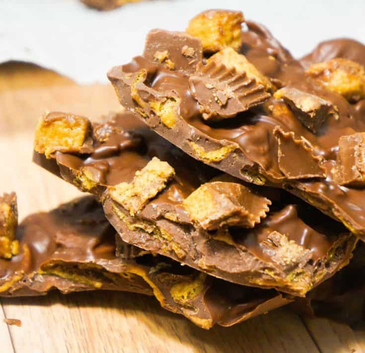 Easy chocolate bark recipe. This no bake dessert is perfect for Christmas.