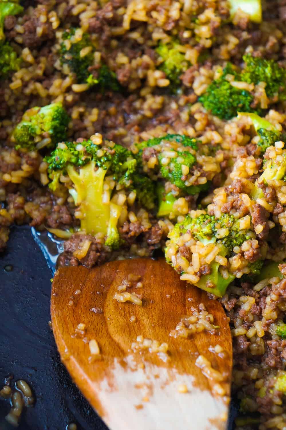 Honey Garlic Ground Beef and Rice with Broccoli is an easy stove top dinner recipe.This skillet dinner is loaded with ground beef, instant rice and broccoli florets all tossed in honey garlic sauce.