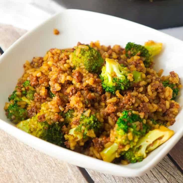Honey Garlic Ground Beef and Rice with Broccoli is an easy stove top dinner recipe.This skillet dinner is loaded with ground beef, instant rice and broccoli florets all tossed in honey garlic sauce.
