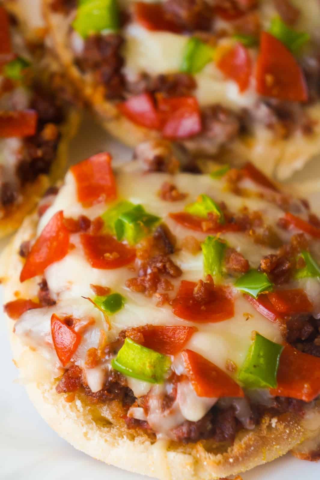 Pizza Burger English muffins are an easy dinner recipe using ground beef. These mini pizzas loaded with bacon and pepperoni are perfect for a weeknight dinner or even as a party snack.