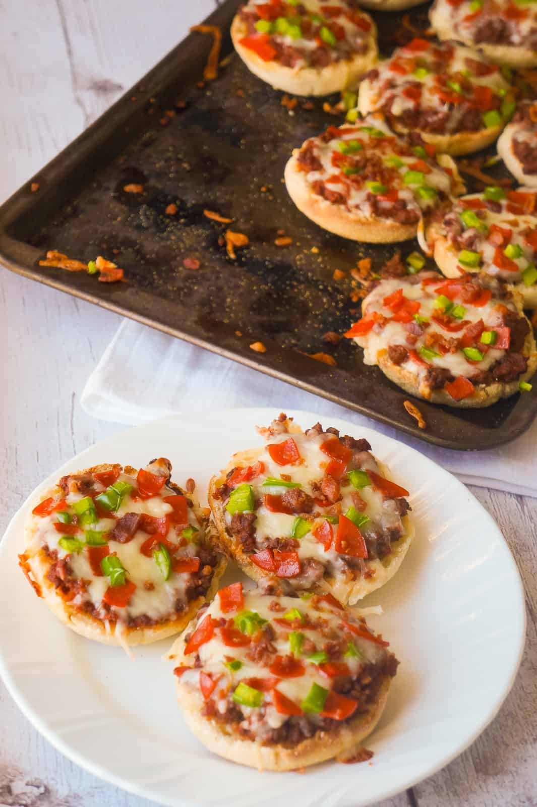 Pizza Burger English muffins are an easy dinner recipe using ground beef. These mini pizzas loaded with bacon and pepperoni are perfect for a weeknight dinner or even as a party snack.