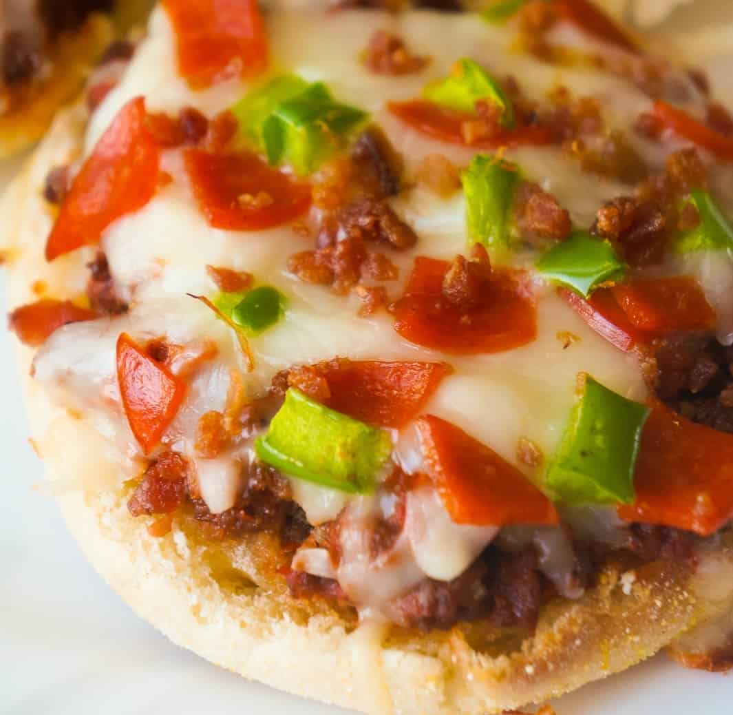 Pizza Burger English muffins are an easy dinner recipe using ground beef. These mini pizzas loaded with bacon and pepperoni are perfect for a weeknight dinner or even as a party snack.