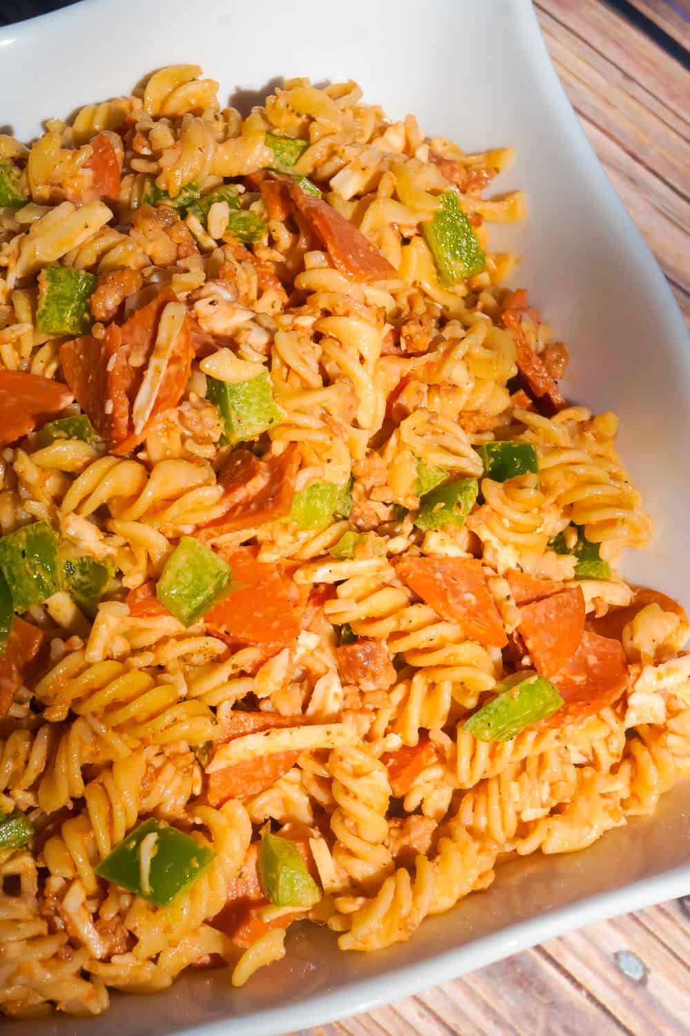 Pizza Pasta Salad is the perfect summer side dish. This pasta salad is loaded with pepperoni, bacon, green peppers and mozzarella cheese.
